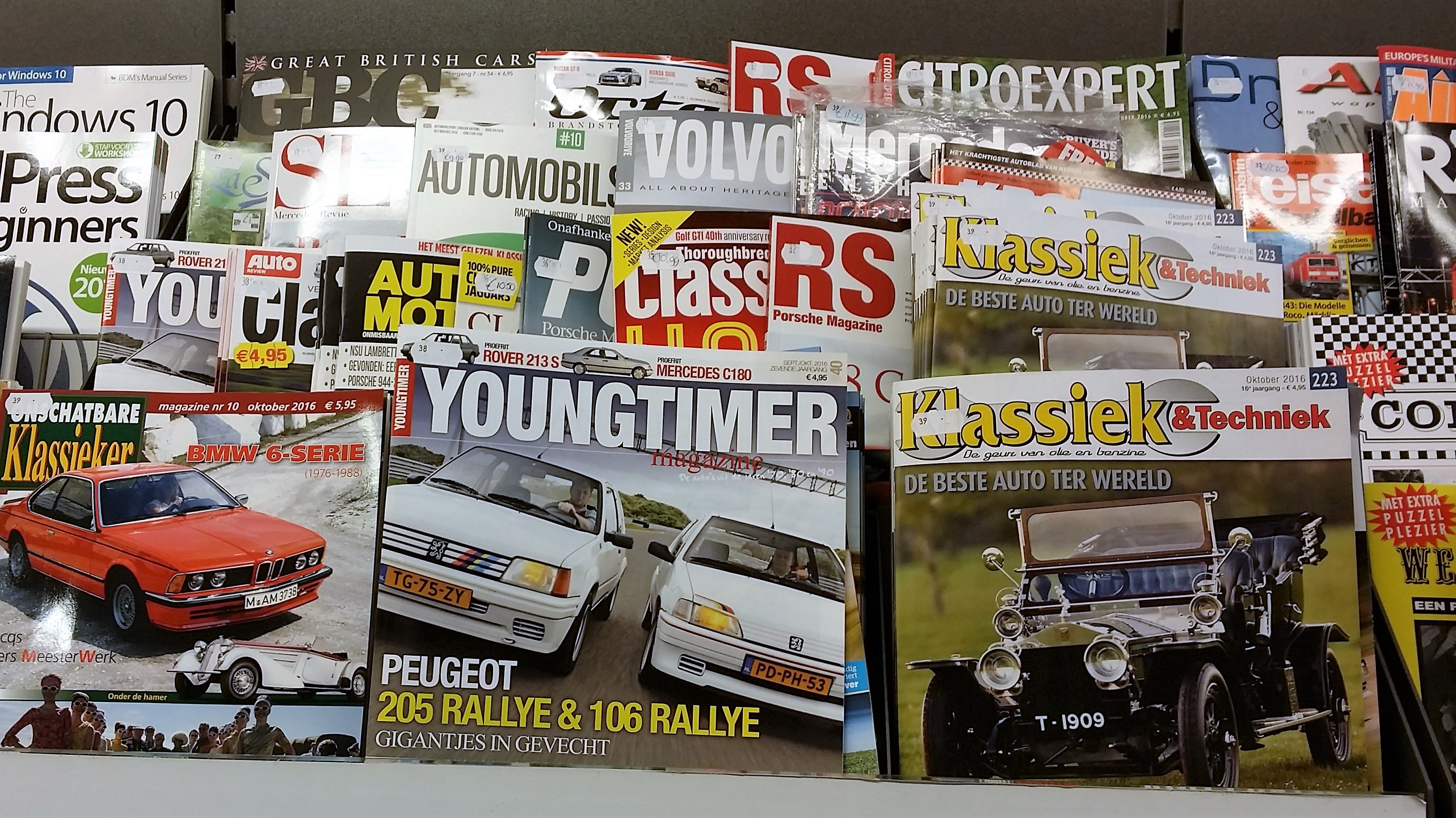 Foto autobladen en magazines in de verkoop bij een kiosk