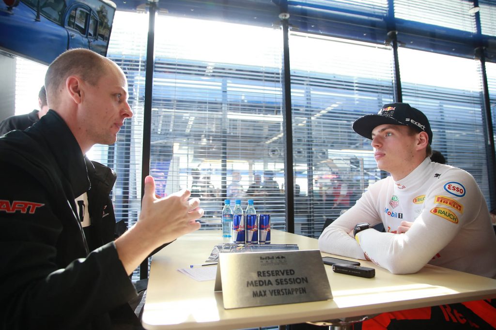 Foto tijdens het interview van Dave Smeets met Max Verstappen tijdens de tests van de Formule 1 voor Red Bull Racing in Spanje 2017