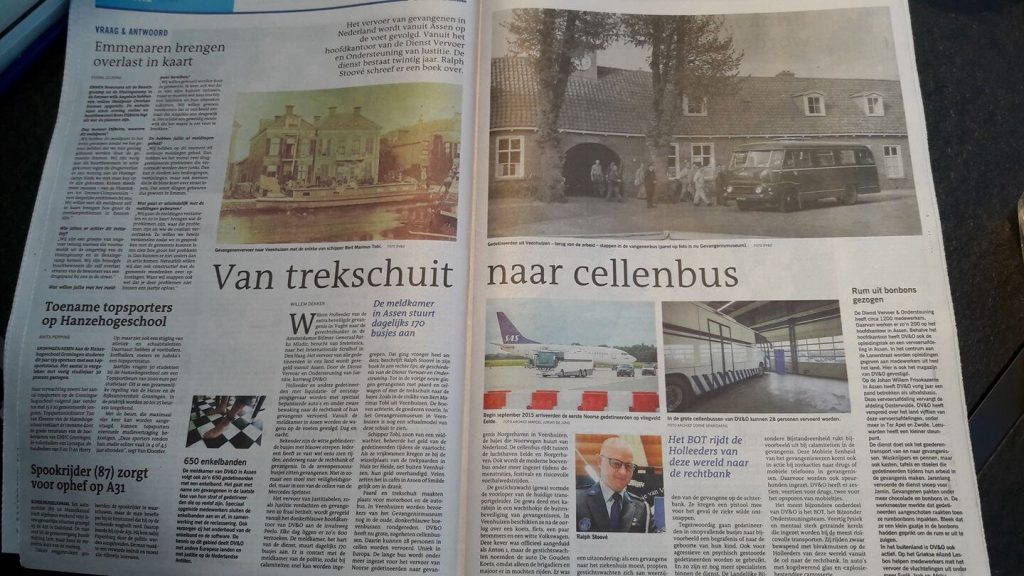 afbeelding van het krantenartikel Met de trekschuit naar de bajes door Willem Dekker van Dagblad van het Noorden over het boek In een rechte lijn van auteur Ralph Stoove