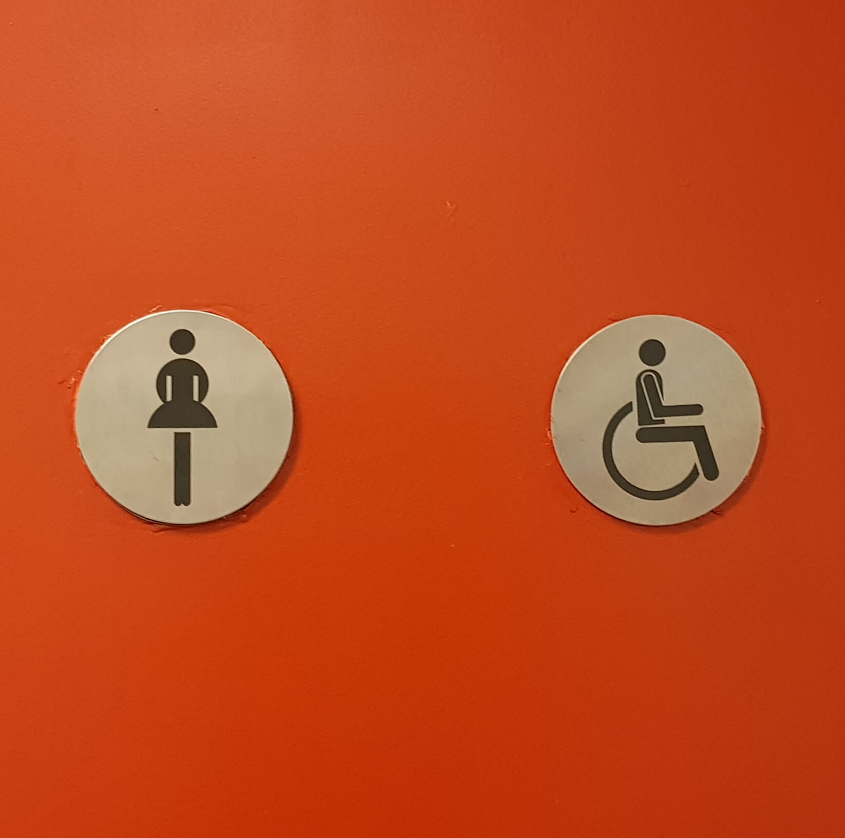 foto van mindervalidentoilet ingebouwd in damestoilet is niet genderneutraal ontdekte Ralph Stoove
