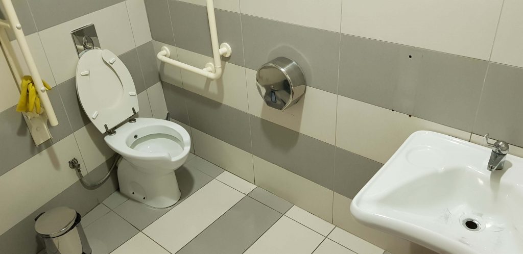 Zelfs in winkelcentrum de TEG nabij Tirana, de hoofdstad van Albanië, vond Ralph Stoové van Ragasto een goed aangegeven openbaar toilet dat ook nog eens toegankelijk is voor mindervaliden