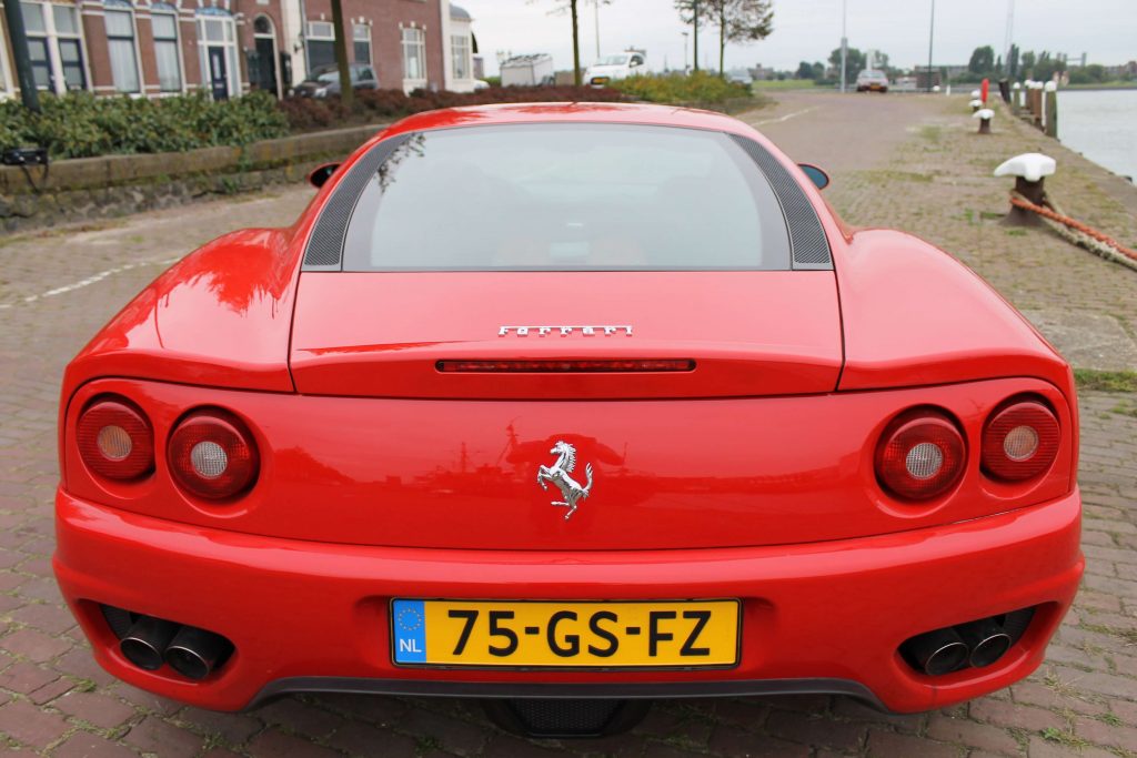 Foto gemaakt door Ralph Stoove van Ragasto van de achterkant van de Ferrari 360 Modena in de haven van Maassluis
