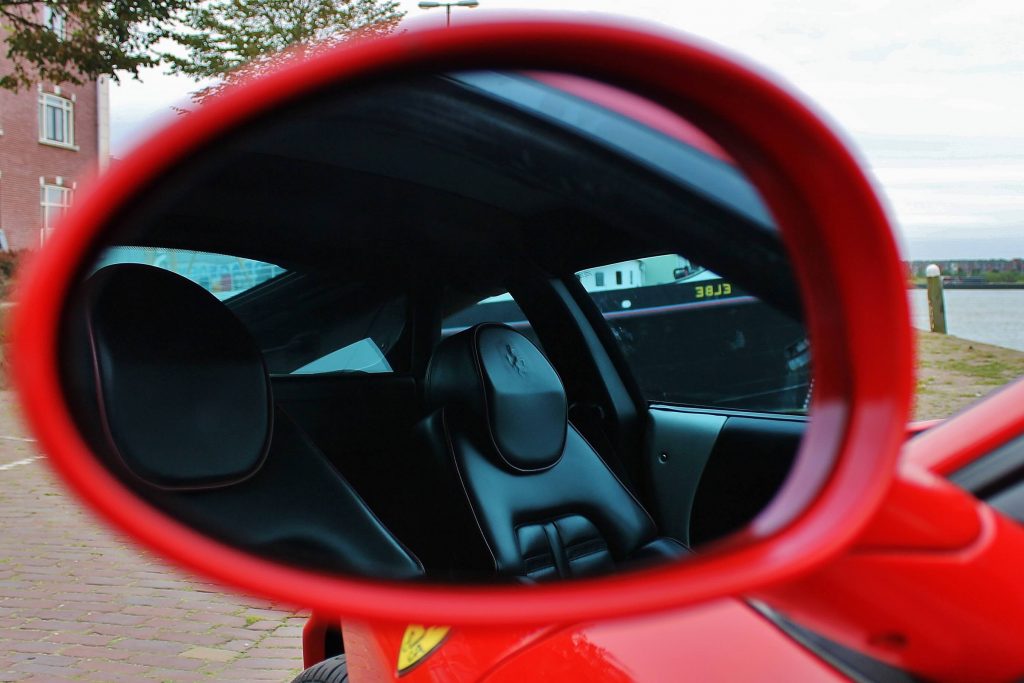 Foto van de spiegel met een inkijkje naar het interieur van de Ferrari 360 Modena gemaakt door Ralph Stoove van Ragasto