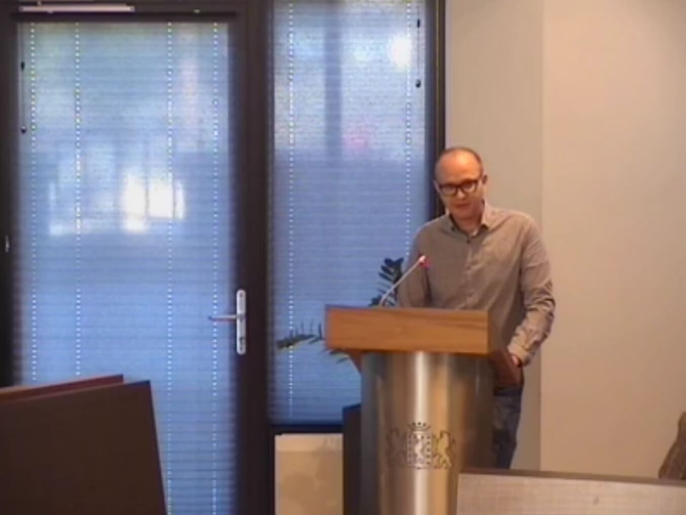 Afbeelding uit video van het inspreken door Ralph Stoove tijdens de gemeenteraadsvergadering ter ondersteuning van de motie voor meer openbare toiletten