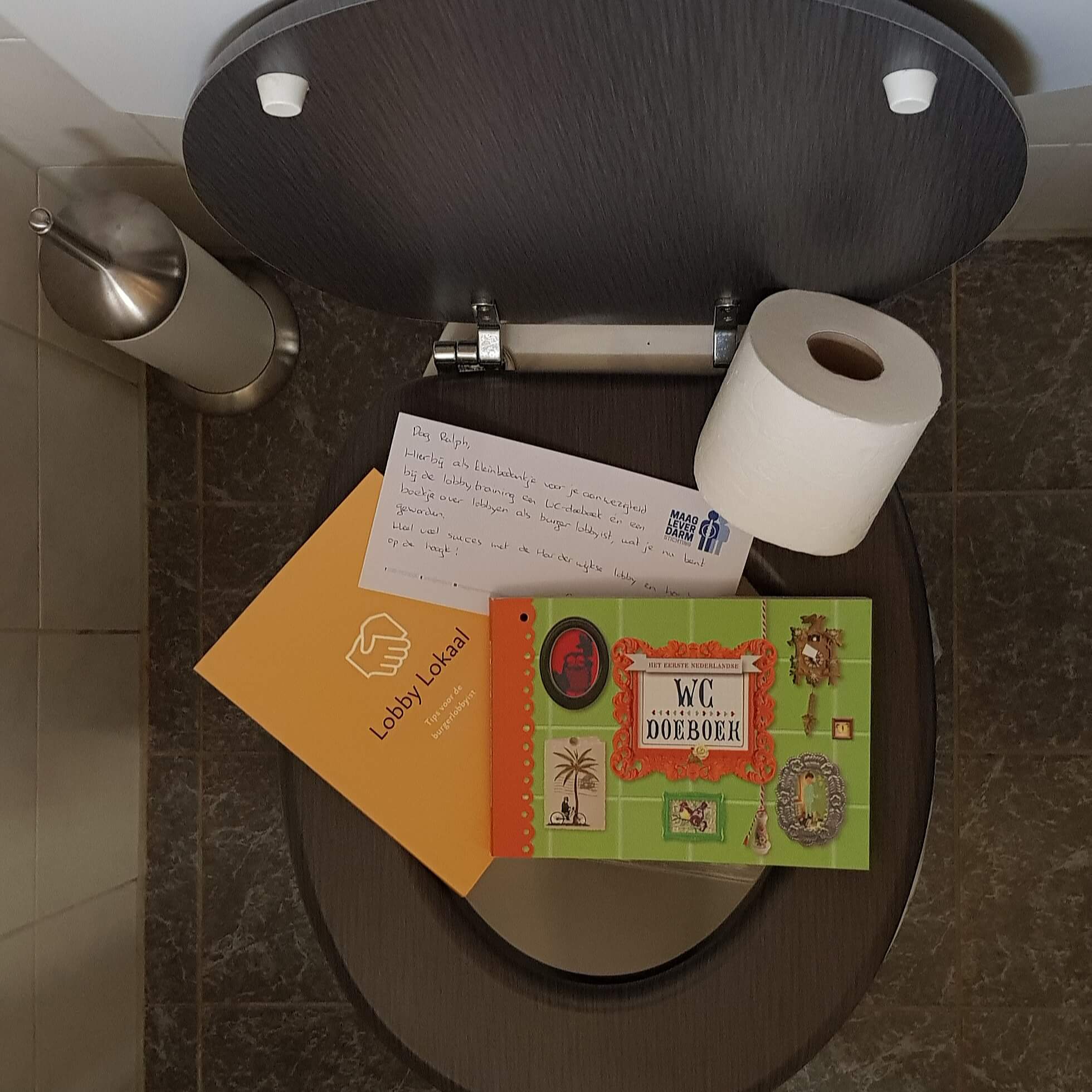 Foto van bedankje van de maag lever darm stichting dat ralph stoove zich inzet voor de politieke lobby voor openbare toiletten in Harderwijk