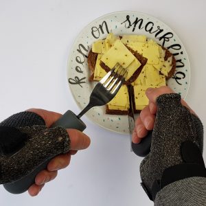 Boterham met kaas snijden met hoekmes en vork met handvat verdikker vanwege spalken