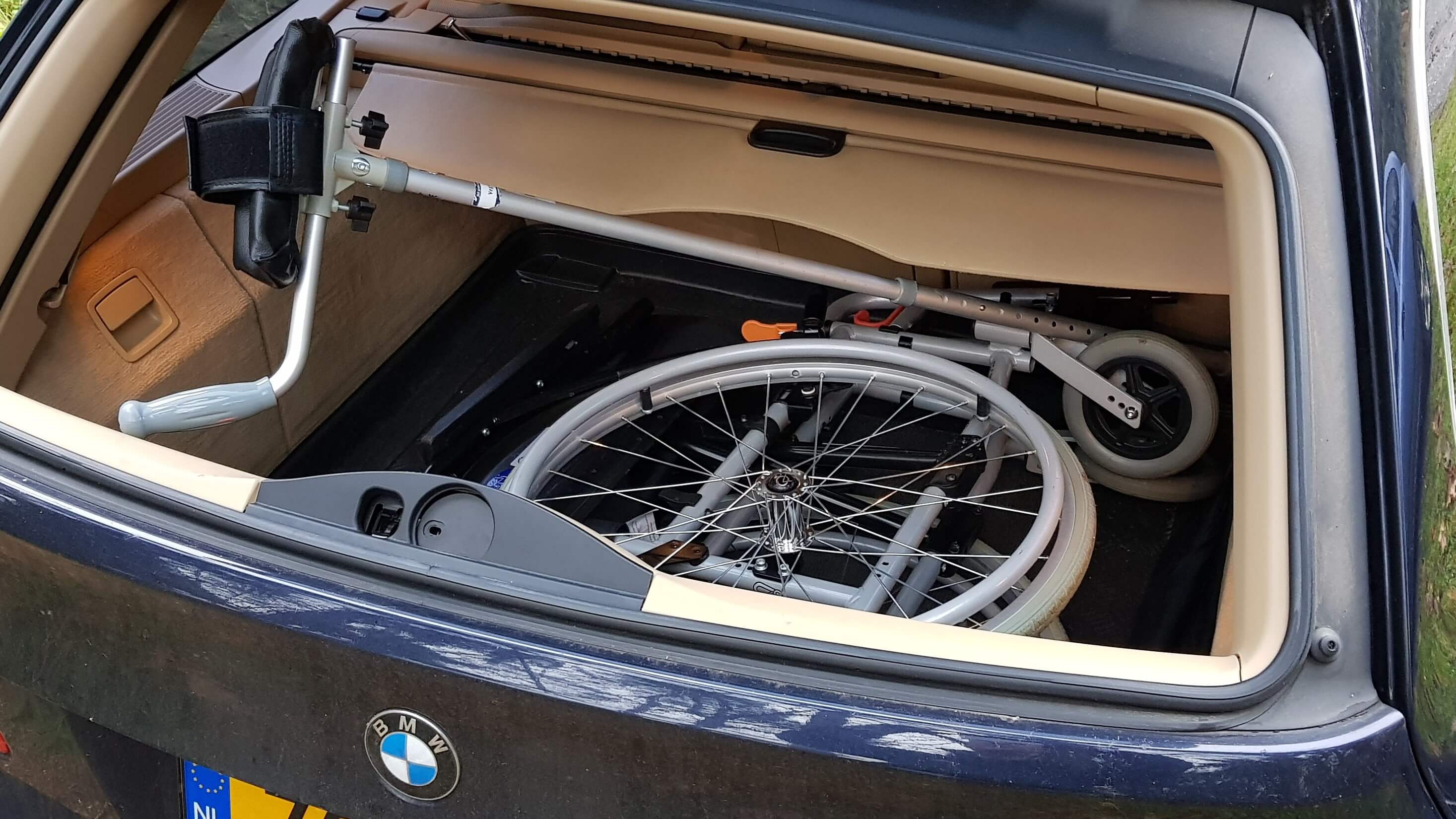 Foto over mijn gevecht met de ziekte van bechterew en de benodigde opvouwbare rolstoel en onderarmschaalkruk achterin de auto