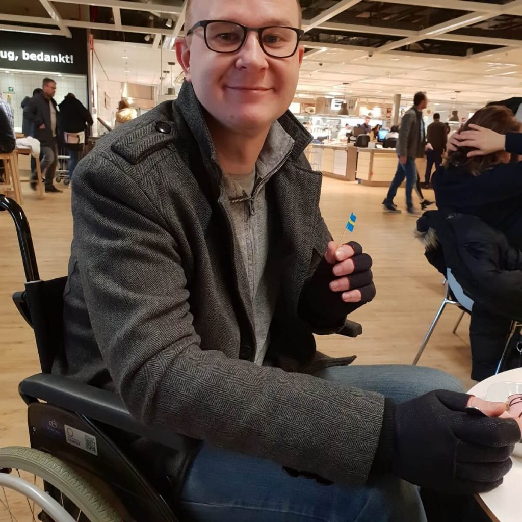 Foto van mijn eerste uitstapje met de opvouwbare rolstoel naar de IKEA vanwege de reuma van het soort ziekte van bechterew