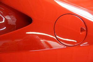 Luchtinlaat en tankdekselklepje van Ferrari 308 GT4 Dino door Cees Stokman van Passion 4 Classics voor Ragasto