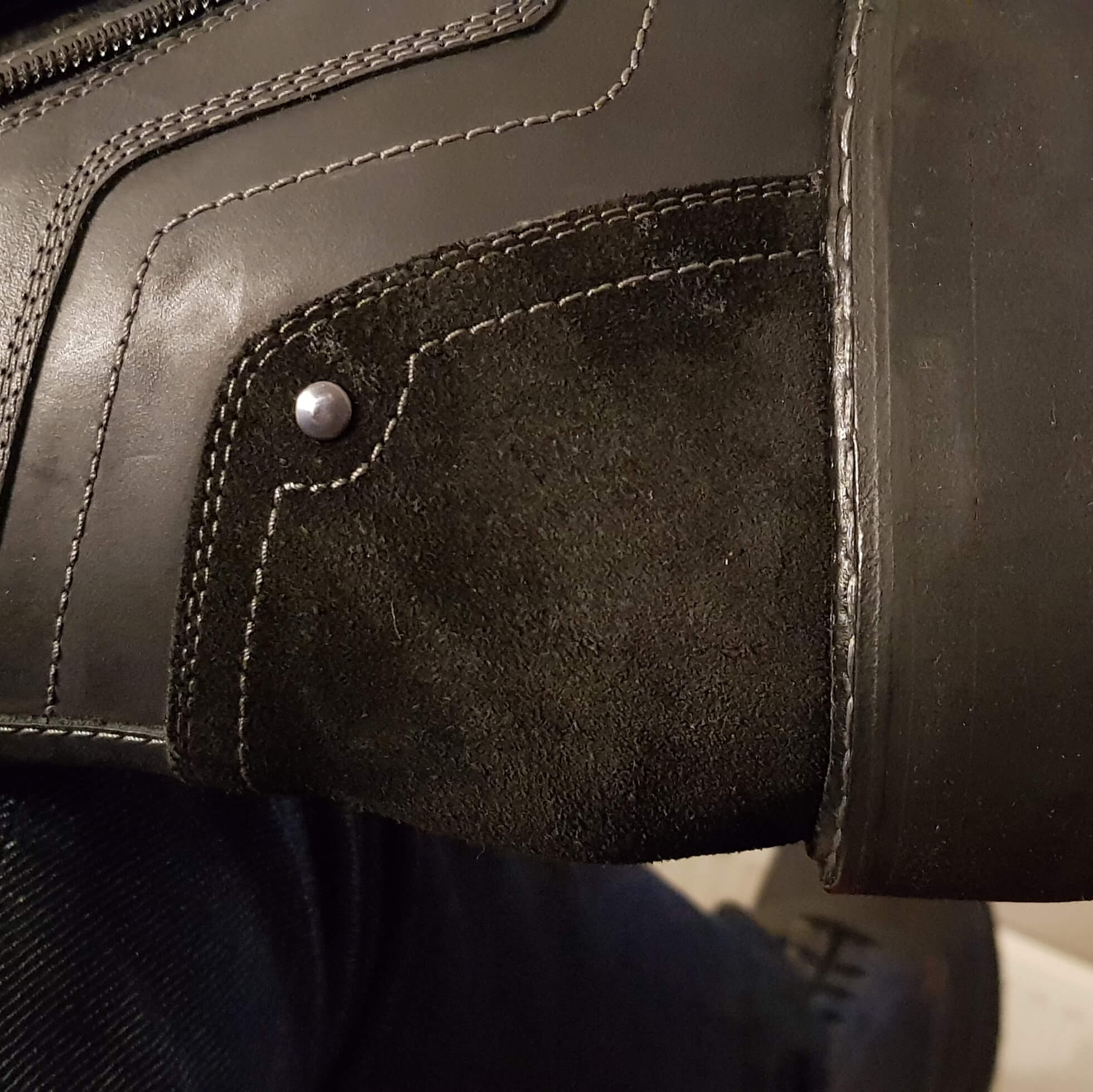 Suede broekje als hiel is een detail van mijn orthopedische schoenen