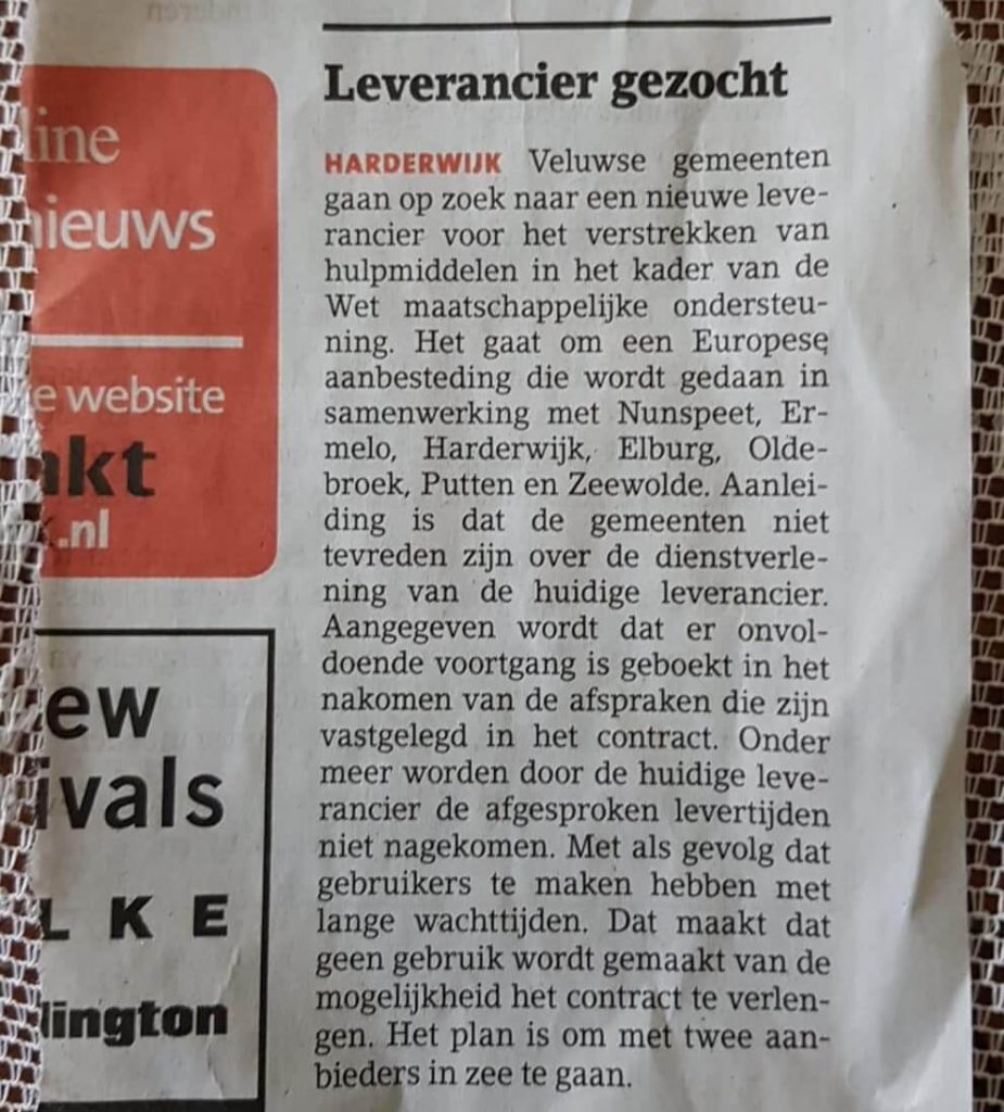 Het krantenartikel uit de plaatselijke krant Het Kontakt Harderwijk waarin staat uitgelegd dat er een conflict is tussen de hulpmiddelenleverancier en een aantal samenwerkende gemeentes