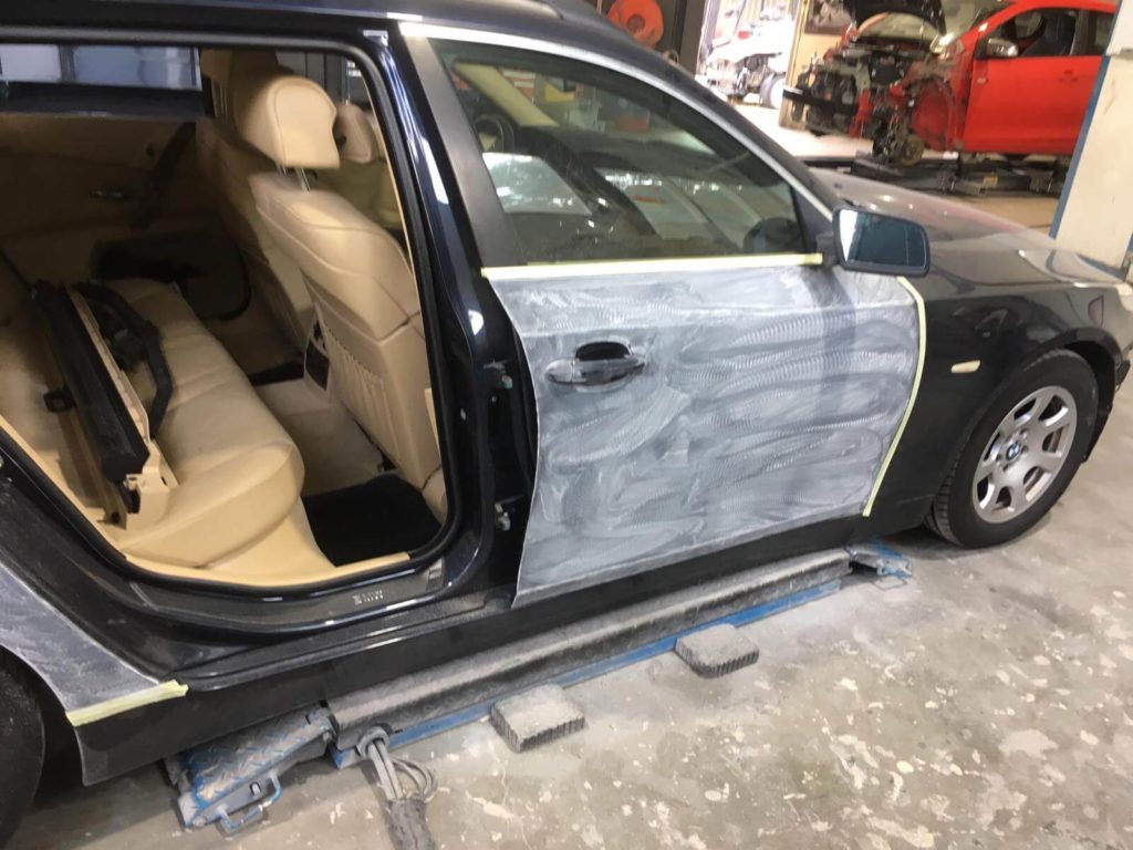 BMW 5-serie touring high executive E61 half gedemonteerd tbv schadeherstel deur eruit en plaatwerk rechts voorbereid voor autospuiten