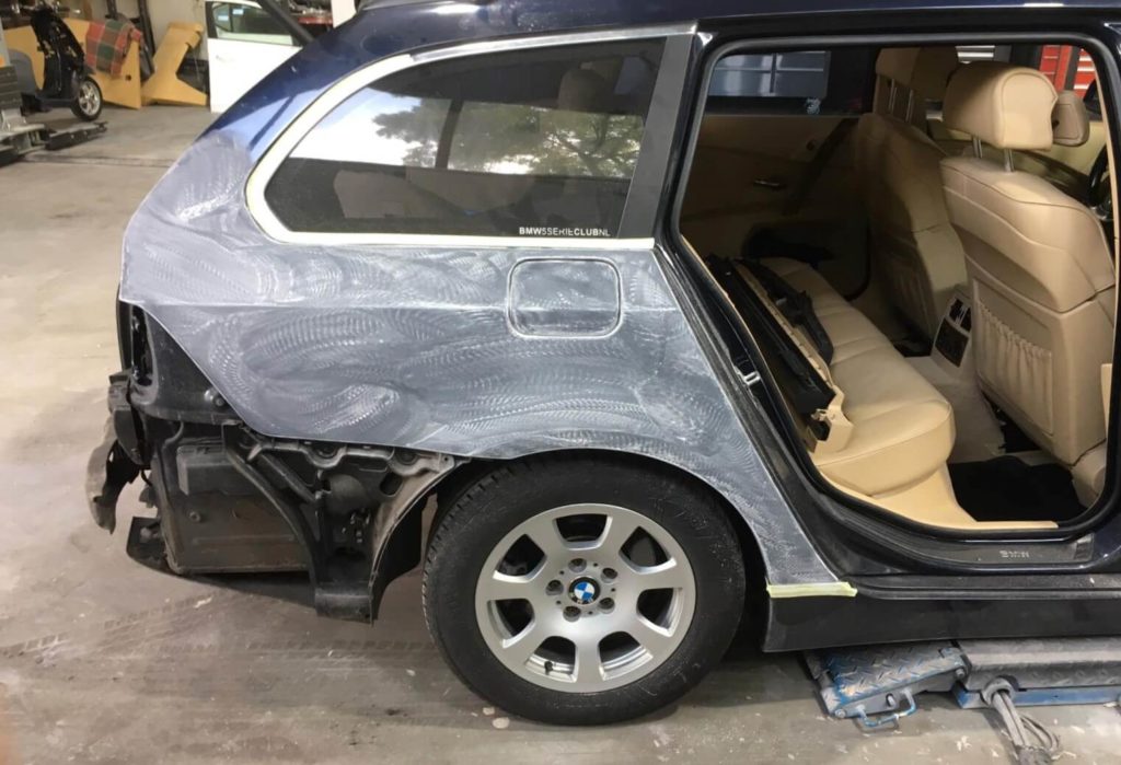 Schadeherstel en spuiten van mijn BMW 5-Serie Touring high executive E61 half gedemonteerd tbv schade aan deur eruit en plaatwerk voorbereid voor autospuiten