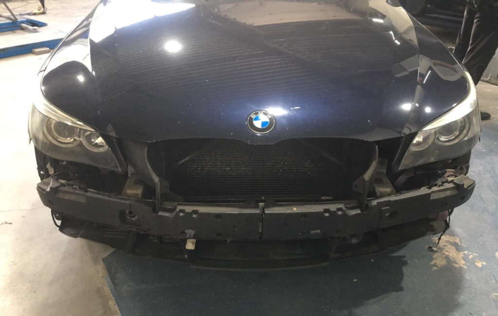 BMW 5-serie touring high executive E61 half gedemonteerd tbv schadeherstel voorbumper eraf
