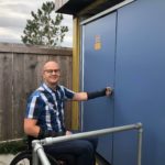 Het Strandeiland in Harderwijk heeft openbare toiletten met een mindervalidentoilet ontdekte ralph stoove in zijn rolstoel - Nationale Plasdag 2019