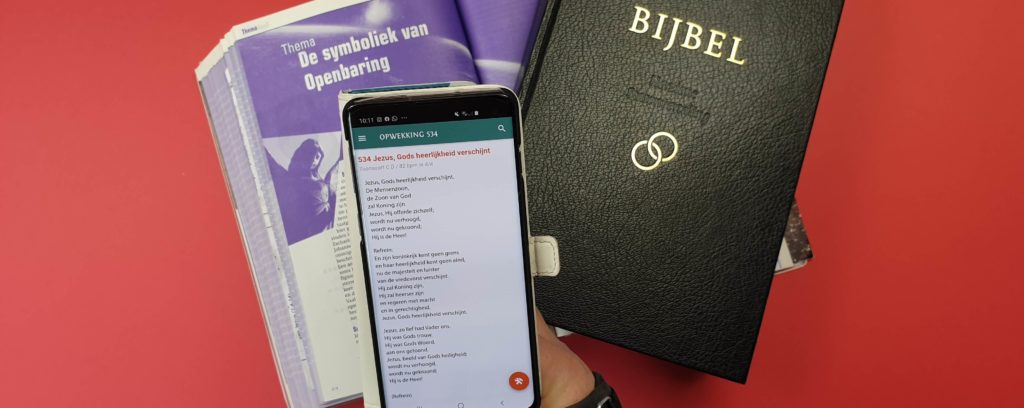 bannerfoto van bijbels en de app voor liederen met songteksten van opwekking