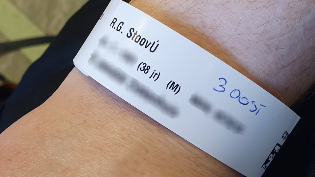 Polsbandje voor de operatie in het ziekenhuis met fout geschreven achternaam