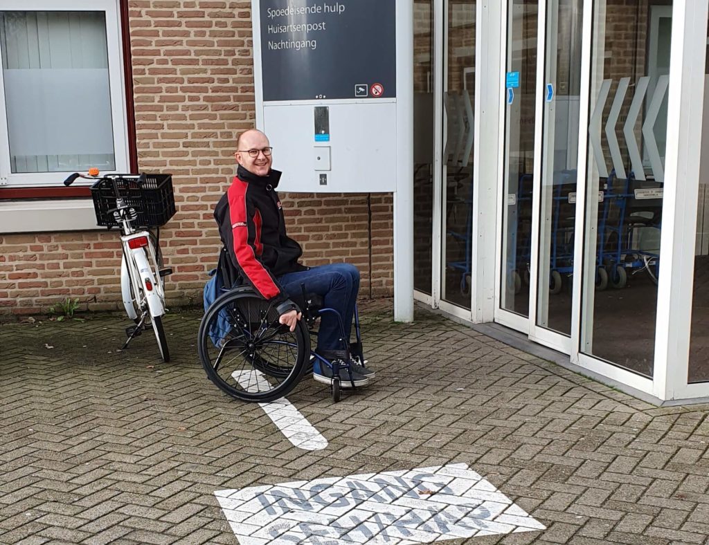 Vanwege de open wond met infectie bezocht RaGaSto in zijn rolstoel de huisartsenpost van het ziekenhuis