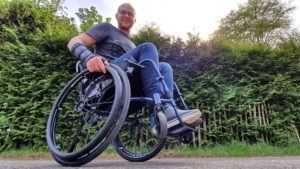 Afbeelding van Ralph Stoové die een wheelie maakt met zijn TNS Notos rolstoel. Foto is gebruikt bij de blog over Wereld Gehandicapten Dag 2022.