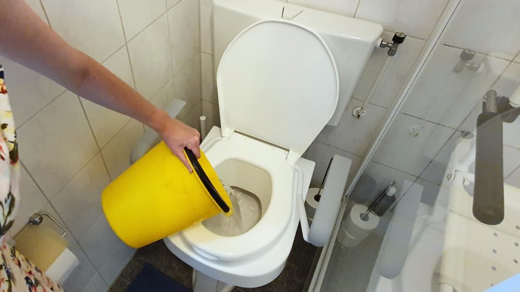 Emmer met afwaswater wordt gebruikt om het toilet door te spoelen ipv doortrekken met schoon drinkwater