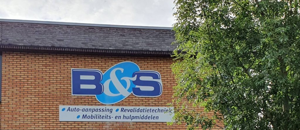 gevelreclame van B&S auto-aanpassingen in Amersfoort