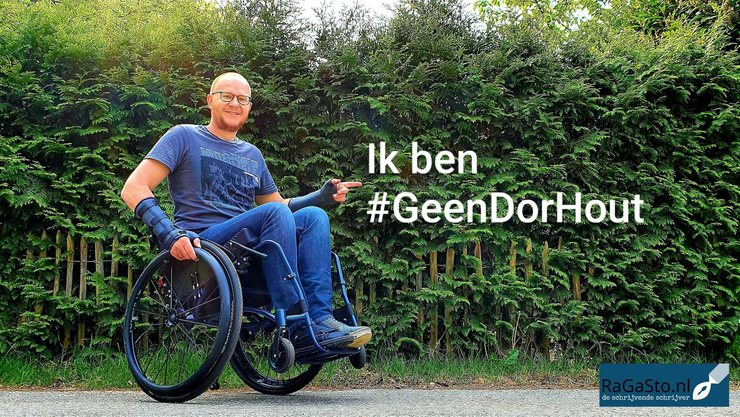 Afbeelding van Ralph Stoové in rolstoel met de tekst 'Ik ben #GeenDorHout'