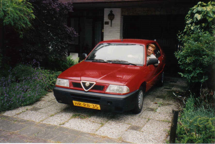 Mijn eerste auto was deze rode Alfa Romeo 33.