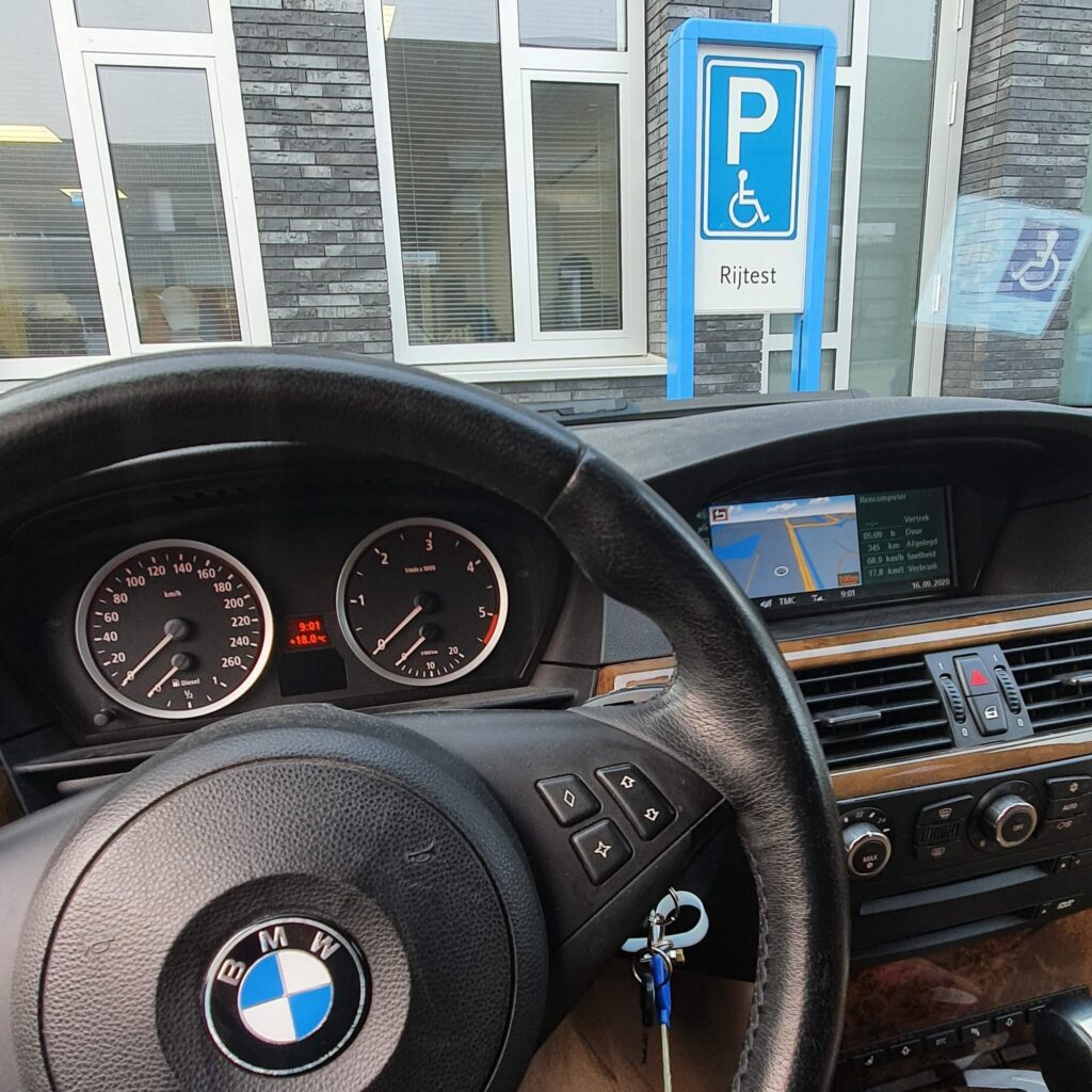 BMW geparkeerd op gehandicaptenparkeerplaats bij CBR Zwolle ivm de rijtest voor het autorijden met een beperking of handicap