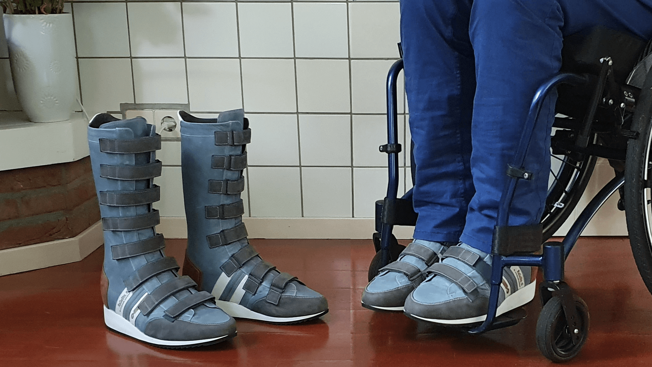 Foto van hoge orthopedische schoenen met klittenband en artrodesekoker en rolestoel met logo van RaGaSto