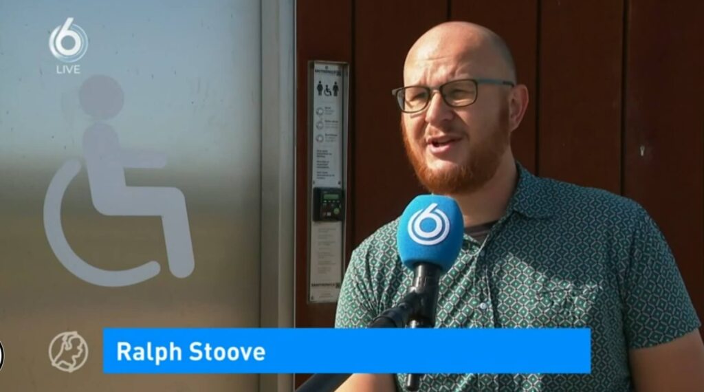 Ralph Stoové voor een openbaar invalidentoilet tijdens het interview voor Hart van Nederland van SBS6 op Nationale Plasdag 2020