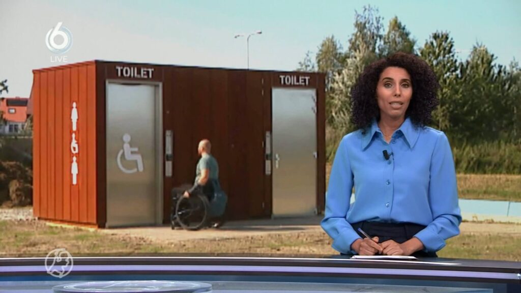 Screenshot van Hart van Nederland presentatrice Siham Raijoul met op de achtergrond een banner met Ralph Stoové die in rolstoel op weg is naar een openbaar toilet in Harderwijk
