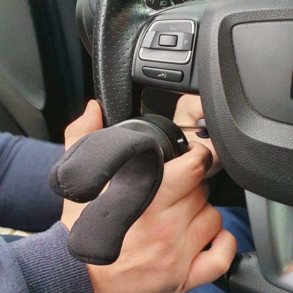 Foto van het vastzetten van een stuurgaffel als autoaanpassing bij het autorijden met een handicap of beperking, behorend bij de blog Soms zijn er van die dagen