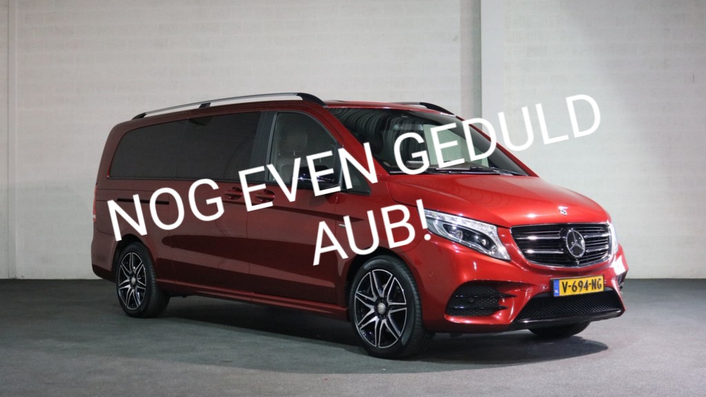 Afbeelding van een hyasintrode Mercedes-Benz V-klasse met de tekst 'Nog even geduld AUB!' omdat het langer duurt voor deze rolstoelbus wordt aangepast