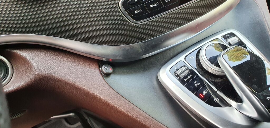 Afbeelding van de middenconsole van een Mercedes-Benz V-Klasse met daarop een klein rond knopje met een led lichtje dat aangeeft of het aftermarket alarm is ingeschakeld