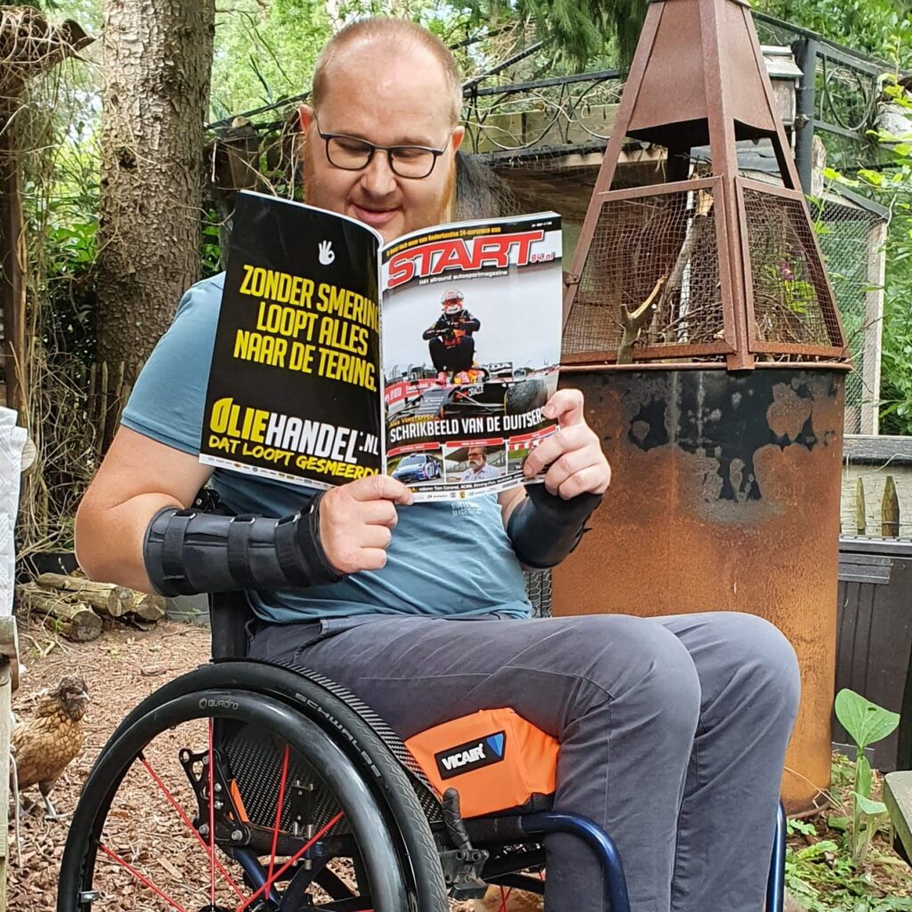 afbeelding van Ralph Stoove zittend in rolstoel die autosportmagazine START '84 leest tbv het instagramaccount van de FIA D&A Commission