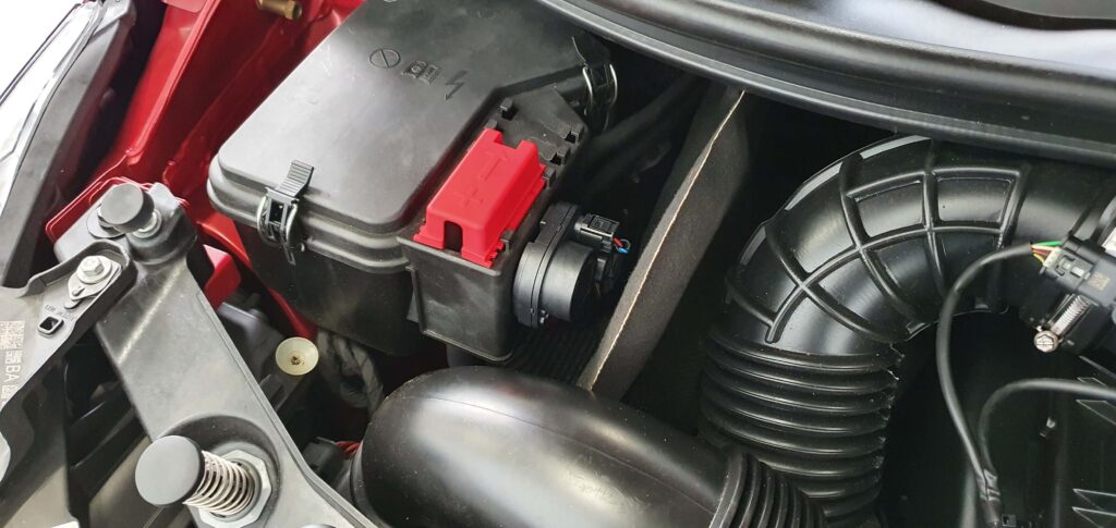 afbeelding van de sirene ingebouwd onder de motorkap van een Mercedes-Benz V-Klasse tbv een alarmsysteem
