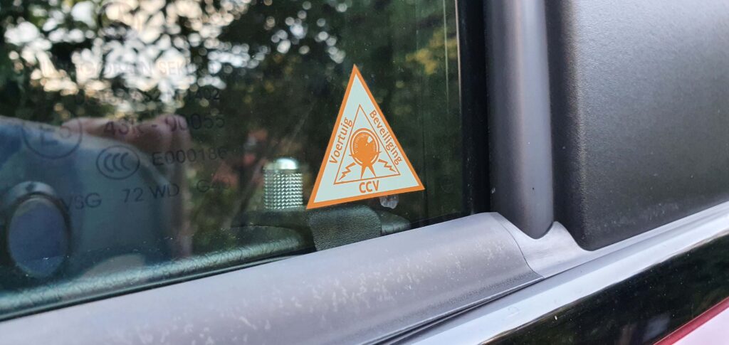 afbeelding van een sticker ter waarschuwing dat er een alarm is ingebouwd met peilzender in deze Mercedes-Benz V-Klasse