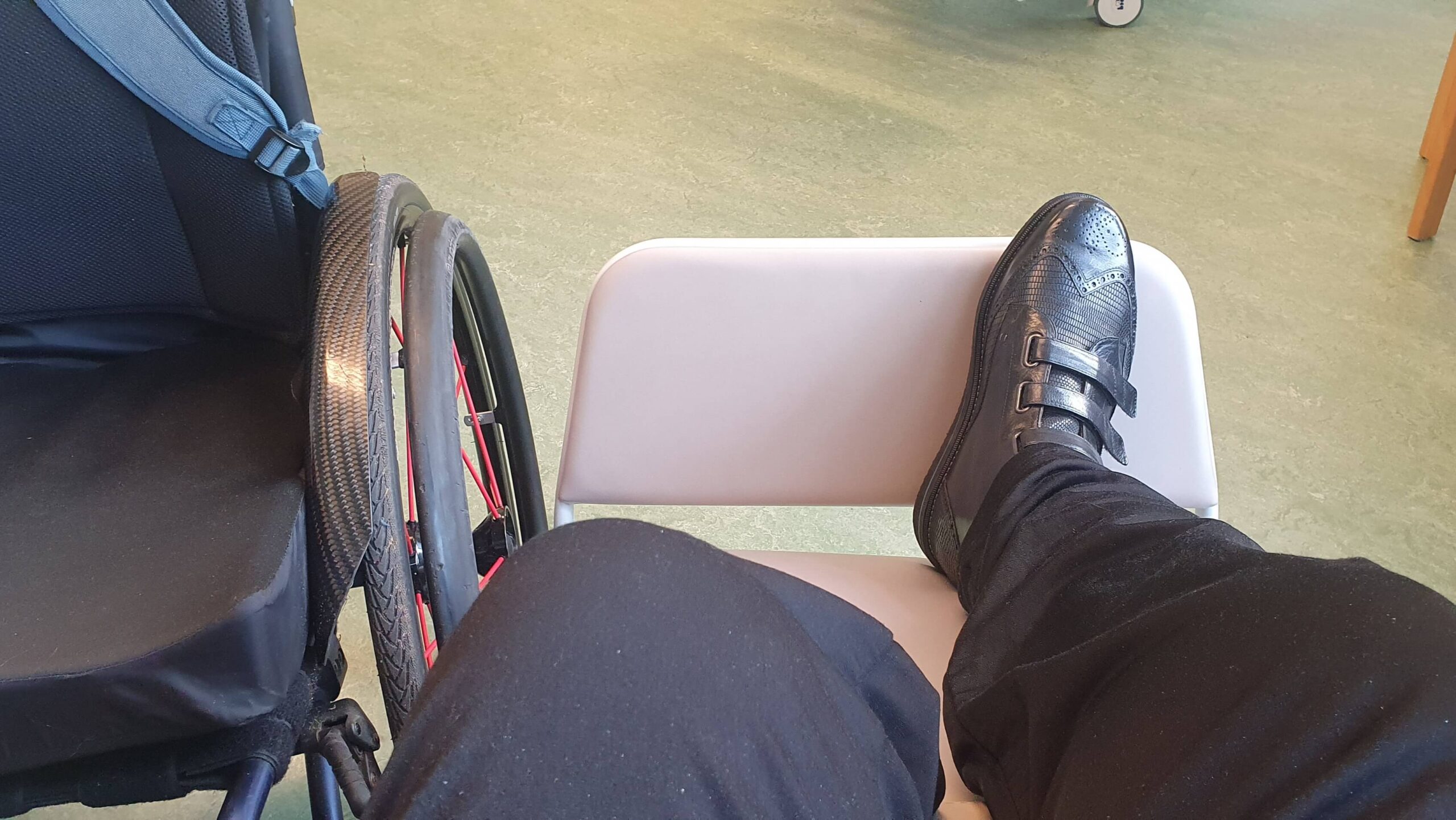 afbeelding behorend bij de blog over nieuwe ervaringen na amputatie met links een rolstoel met daarnaast een man in een ziekenhuis stoel met een geamputeerd linker onderbeen en rechts een voet met orthopedische schoen