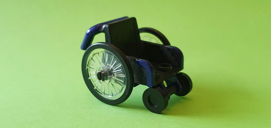 Afbeelding van LEGO rolstoel geverfd met Revell parelmoer nachtblauw en mat zwart