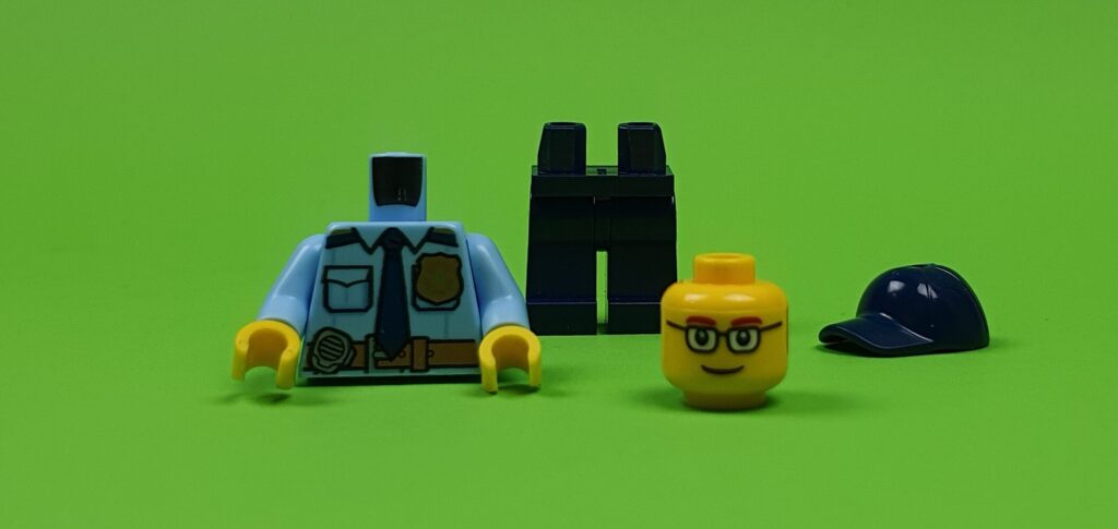 afbeelding van LEGO politie torso, broek, hoofdje met bril en bruinrode wenkbrauwen en een donkerblauwe baseball cap om van die onderdelen een SigFig van RaGaSto te maken