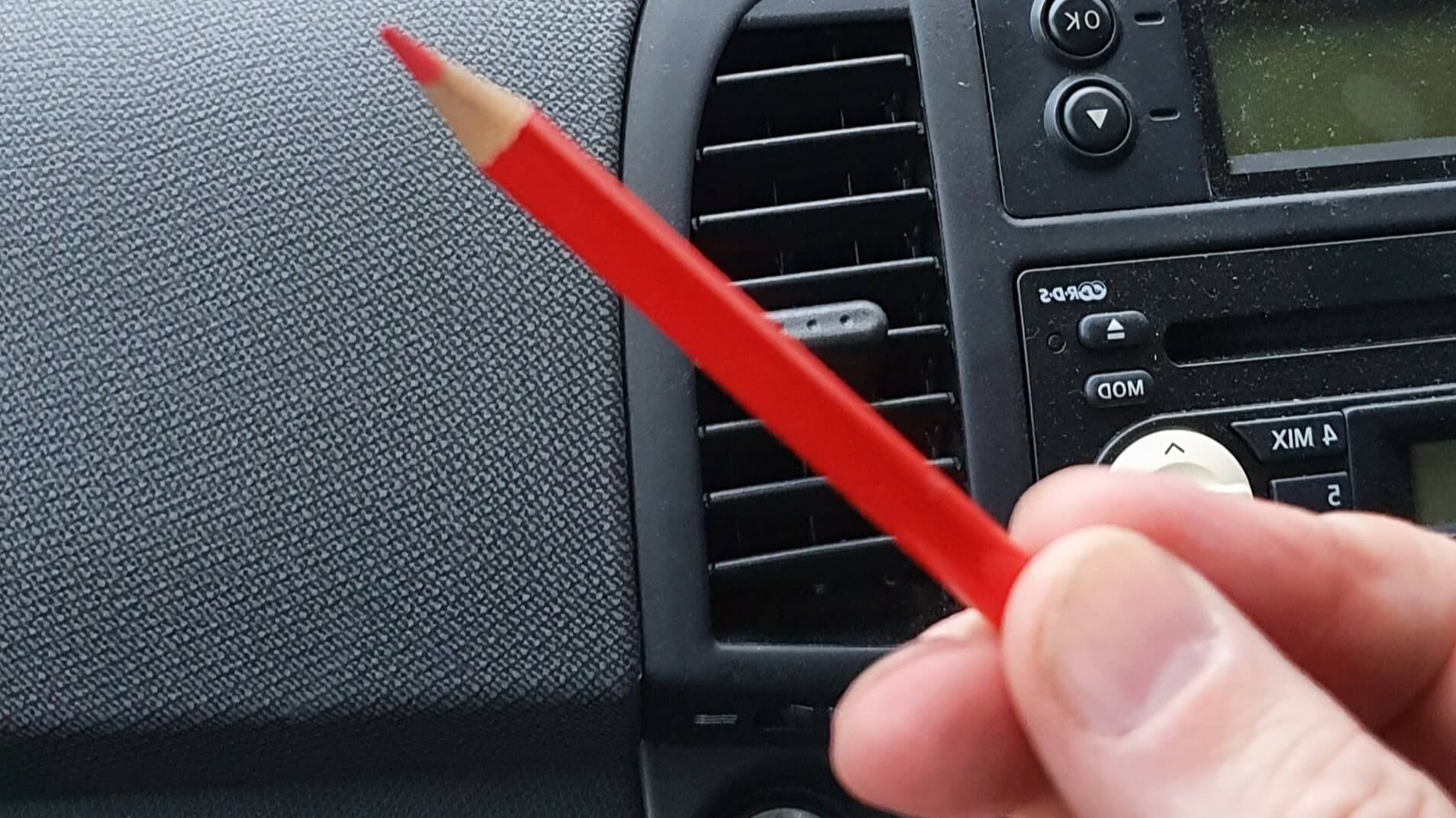 foto van een rood potlood in een auto als stembureau bij drive in stemmen