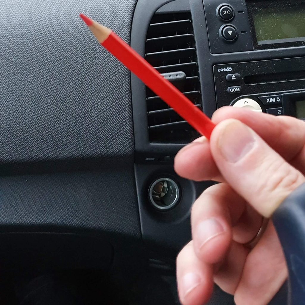 Rood potlood als stempotlood in een auto als stembureau in verband met drive in stemmen