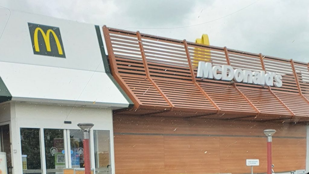 Foto van de gevel van McDonald's Meerkerk waarbinnen geen gehandicaptentoilet of invalidentoilet is