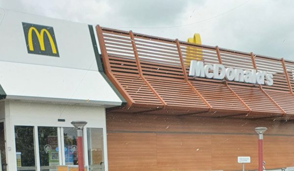 Foto van de gevel van McDonald's Meerkerk waarbinnen geen gehandicaptentoilet of invalidentoilet is