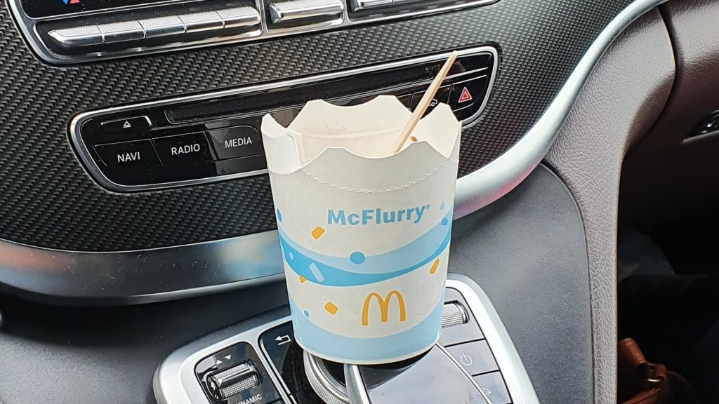 Afbeelding van een McFlurry van McDonald's Meerkerk op het dashboard van een Mercedes Benz V-Klasse