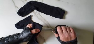 afbeelding van het knippen van een gaatje voor de duim bij het maken van handsokken van gewone sokken