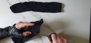 afbeelding van het afknippen van het voetje voor het maken van handsokken onder spalken