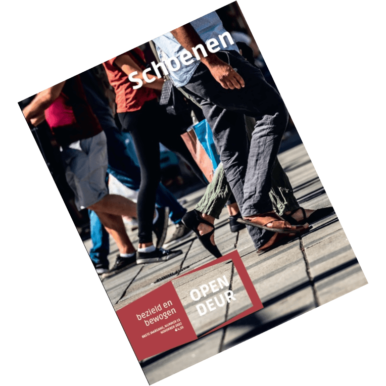 Afbeelding van de cover van de elfde editie van de 88ste jaargang van Open Deur met als onderwerp Schoenen. Op de cover zie je een close up van benen van mensen met schoenen die lopen over straat.