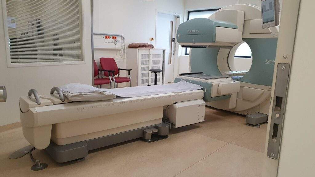 afbeelding van een scanbed met allerlei medische apparatuur waar een mag3 nierscan kan worden gemaakt