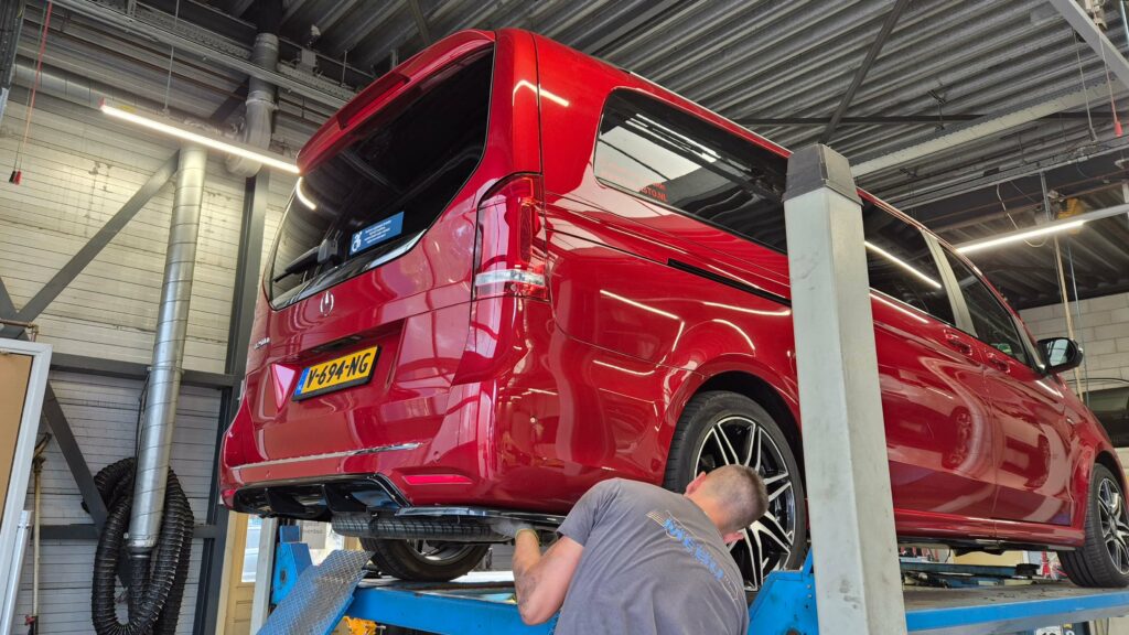 Maxton Design spoilerset wordt gemonteerd op mijn Mercedes-Benz V-Klasse rolstoelbus, oftewel mijn 'mooiste rolstoelbusje van Nederland'.